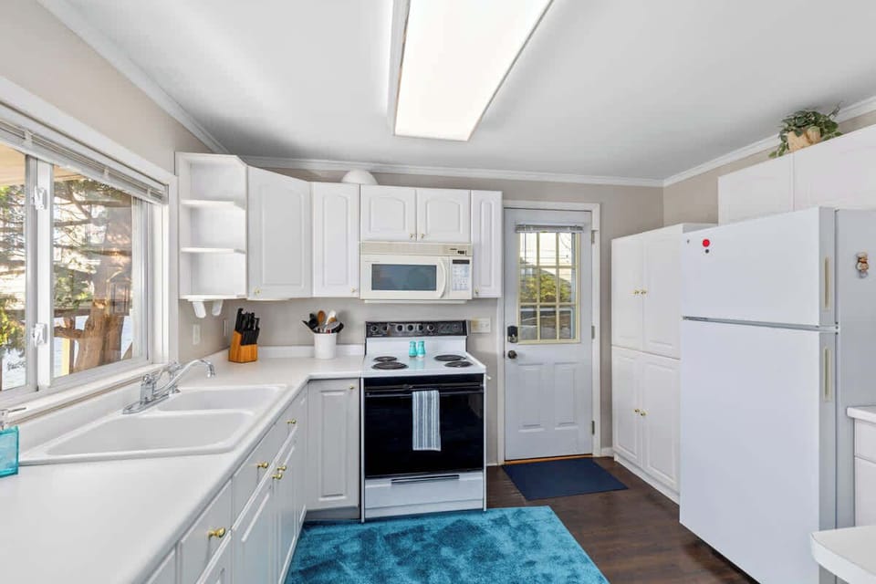 Kitchen (no dishwasher)