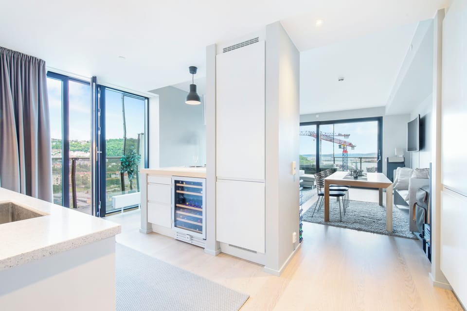 Luxury Apartment, Ocean View | 2 bedrooms, blackout drapes, iron/ironing board, free WiFi