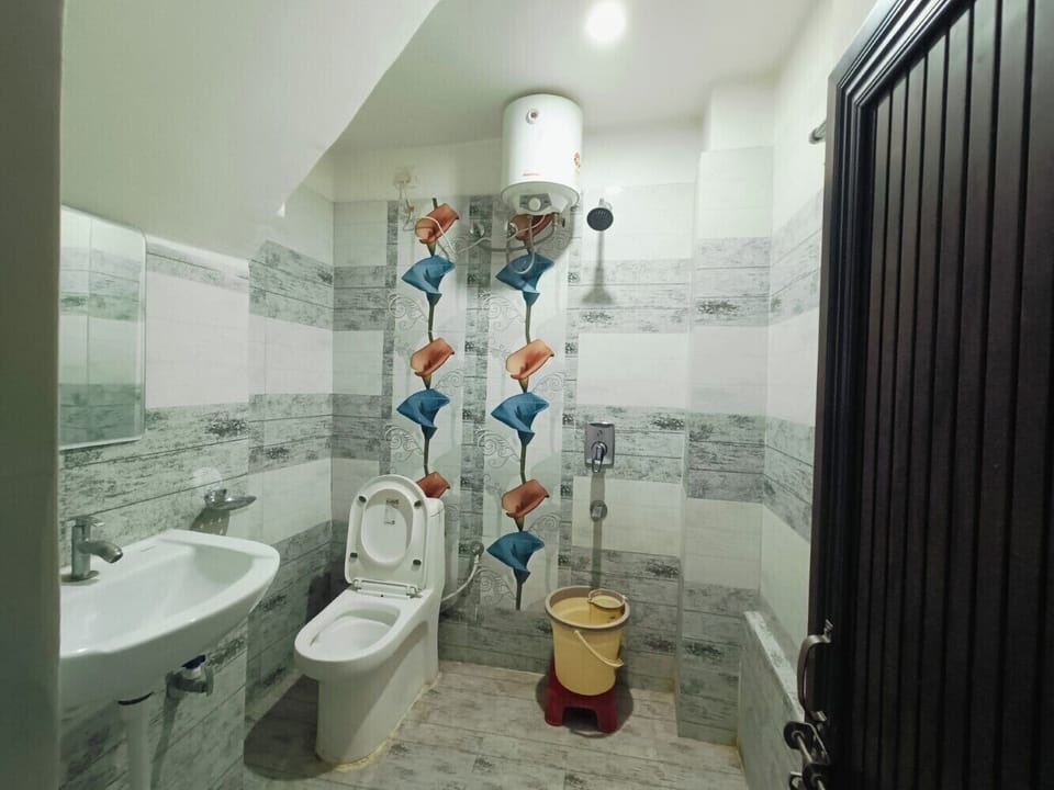 Standard Quadruple Room | Bathroom | Towels, soap
