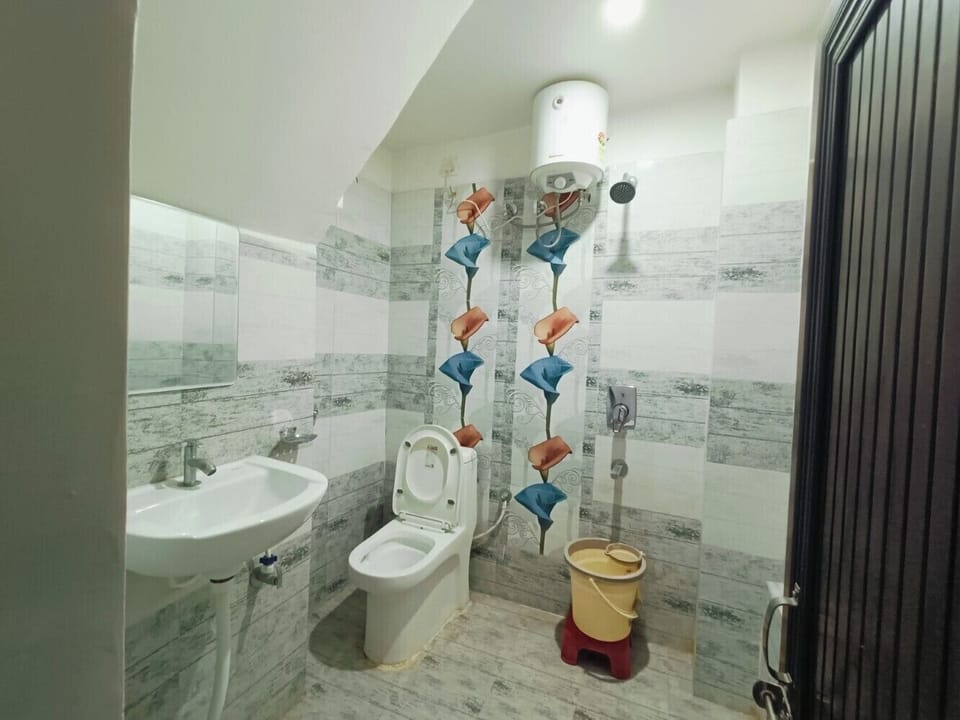 Standard Quadruple Room | Bathroom | Towels, soap