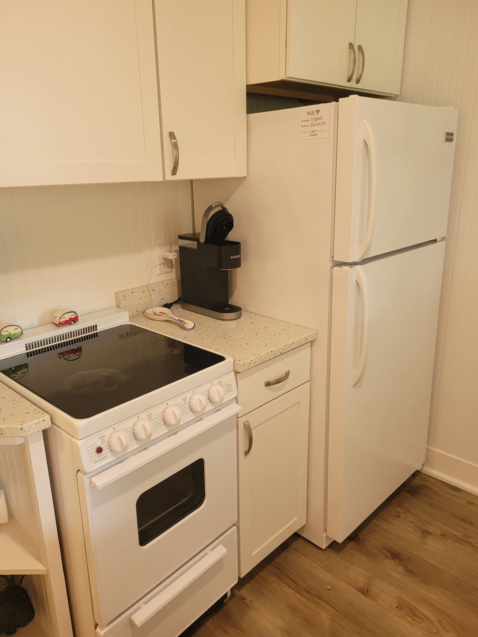 KITCHEN:  The cottage has a full kitchen with all appliances including a dishwasher.