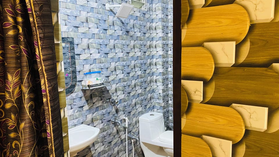 Deluxe Room, River View | Bathroom | Hair dryer, towels, soap, shampoo