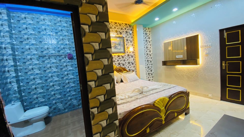 Deluxe Room, River View | Desk, free WiFi
