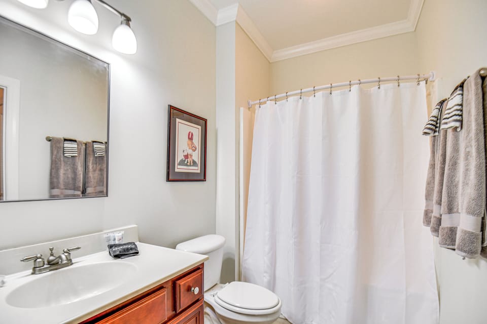 2 Private Balconies, Sanford Stadium 2 Mi Apartment in Athens
