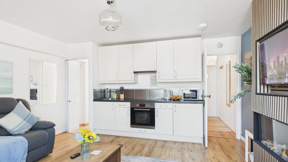 Apartment (1 Bedroom) | Private kitchen | Microwave, oven, stovetop, electric kettle
