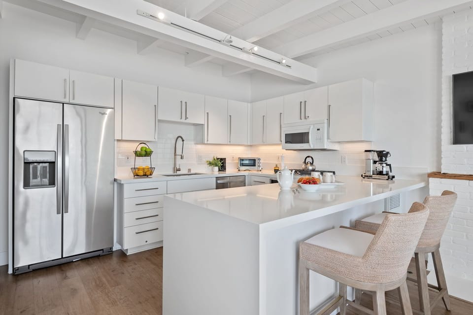 Bright and clean kitchen with a eat-in bar