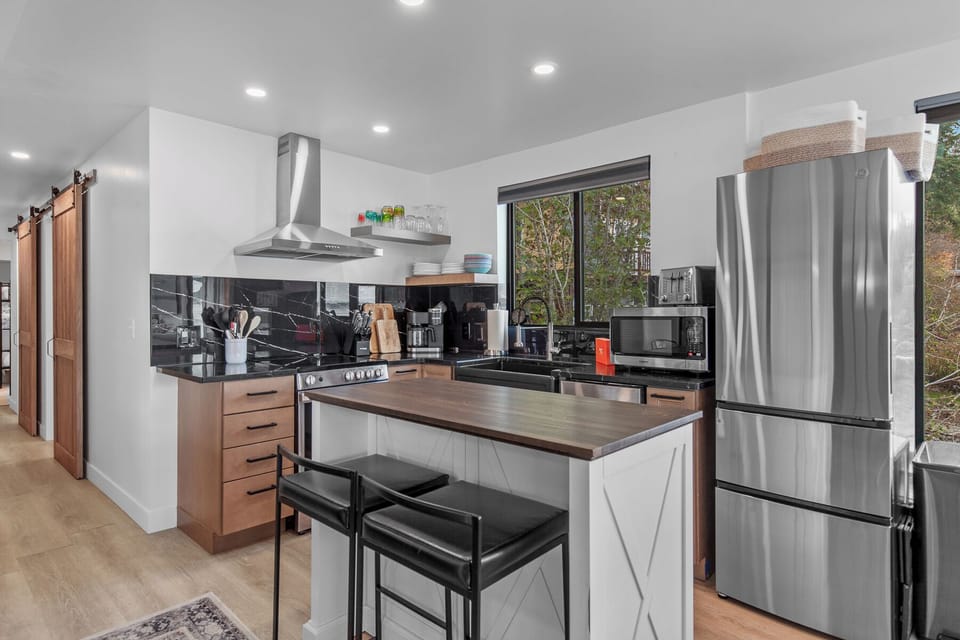 Kitchen - Fully furnished kitchen with small dining table and bar seating.