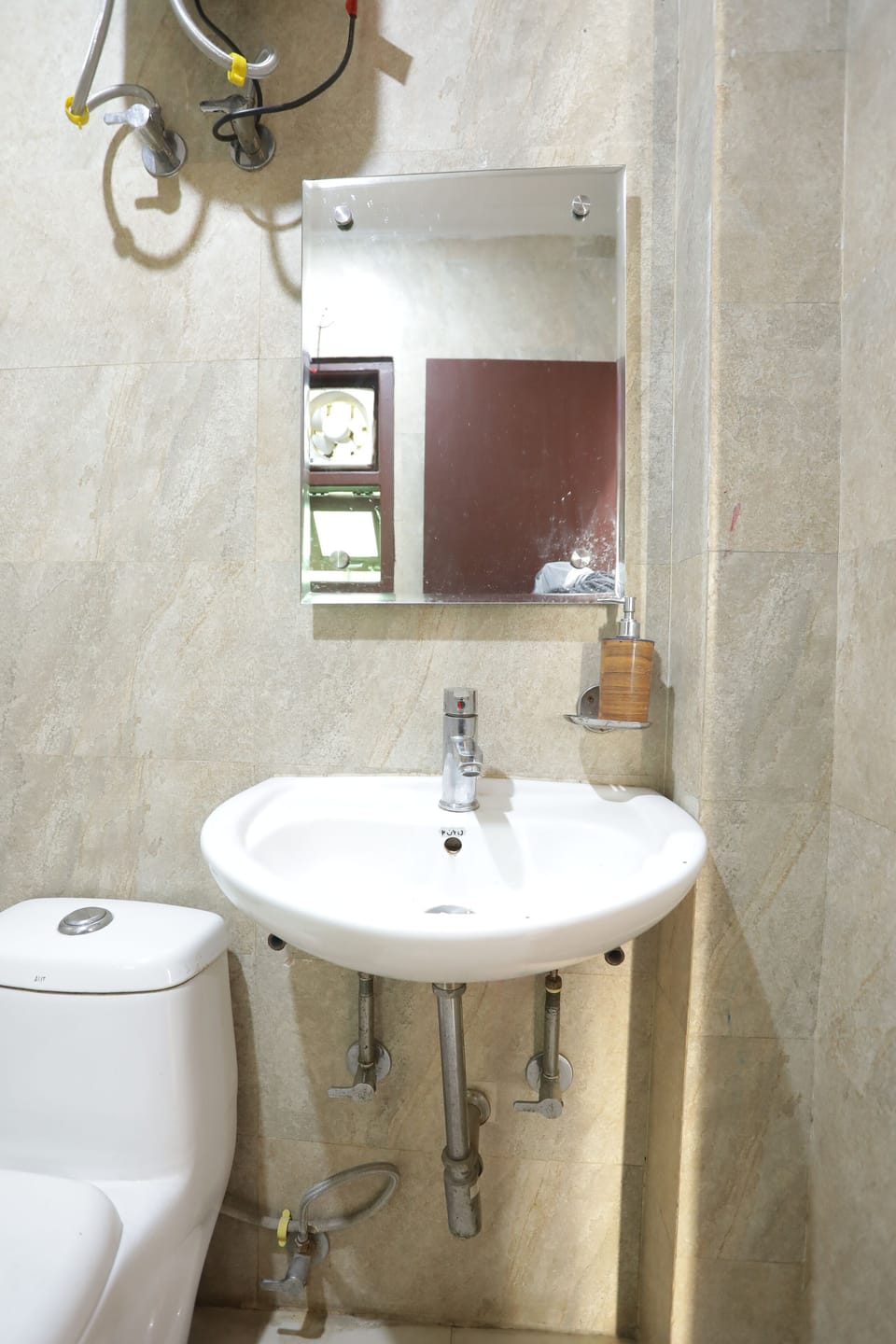 Deluxe Double or Twin Room, Balcony, City View | Bathroom | Shower, free toiletries, slippers, towels