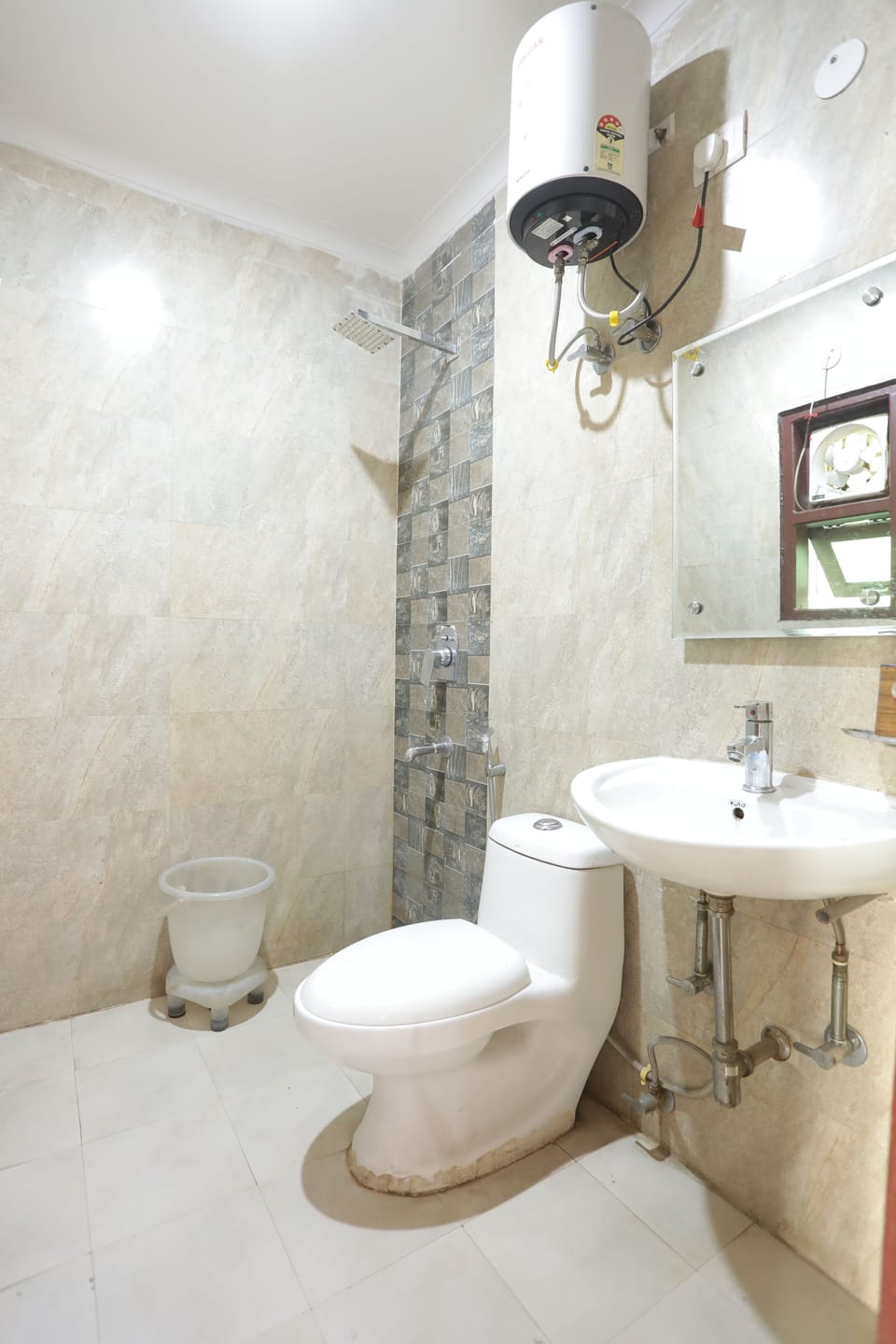Deluxe Double or Twin Room, Balcony, City View | Bathroom | Shower, free toiletries, slippers, towels