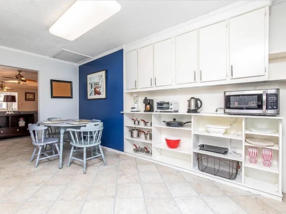 Fully equipped dine-in kitchen.
