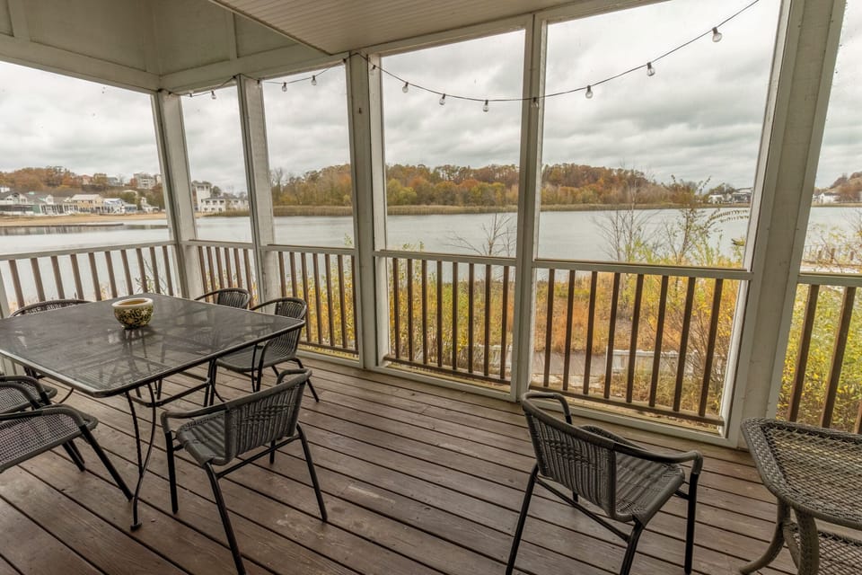 Main Level | Screen in Porch