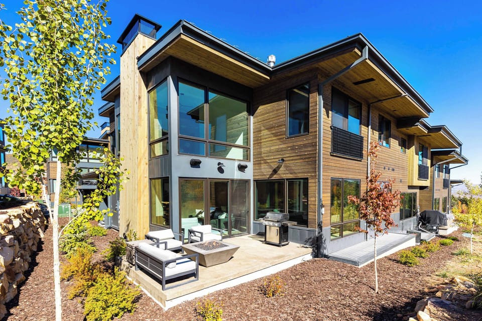 Patio w/ Firepit & Grill