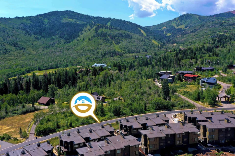 MODERN MOUNTAIN RETREAT MOUNTAIN VIEW AERIAL