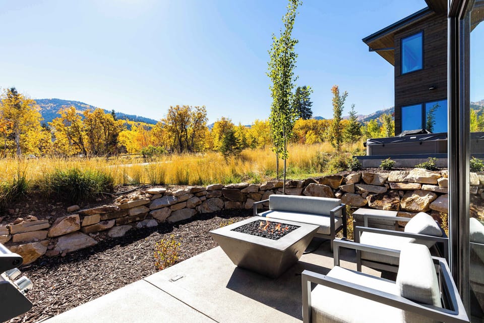 Patio w/ Firepit & Grill