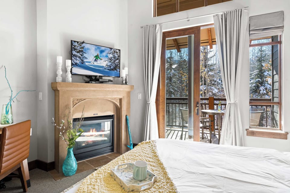 King Bed, Private Balcony, Fireplace, Desk, Kitchenette/Coffee Bar & En-Suite