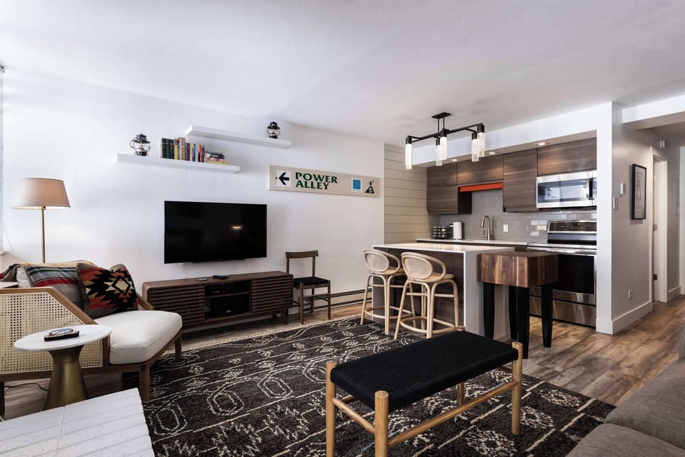 Living Room & Equipped Kitchen w/ Breakfast Counter