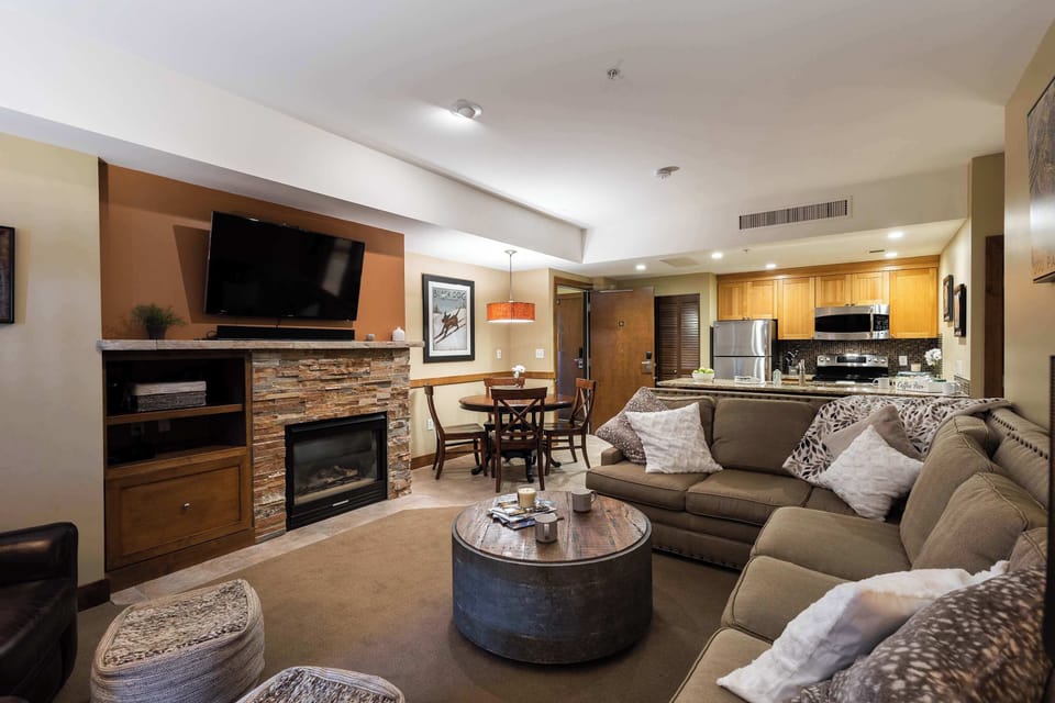 Living Room | Queen Sofa Bed |Fireplace | Dining Area
