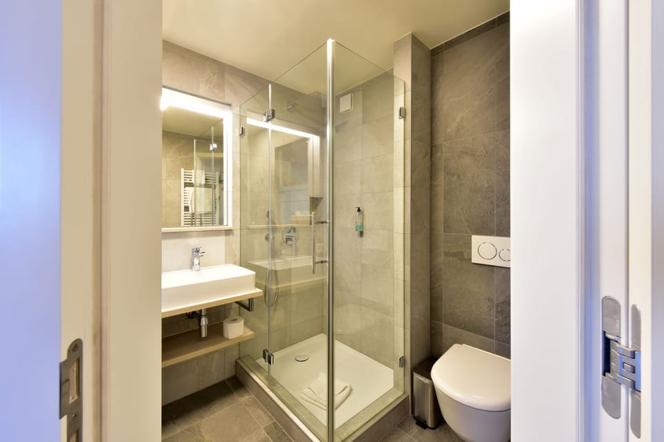 Petite chambre double | Bathroom | Bathrobes