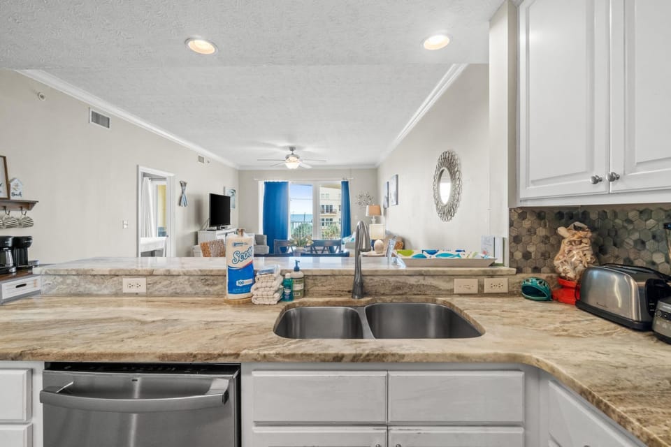 Condo, Ocean View | Private kitchen | Full-size fridge, microwave, oven, stovetop