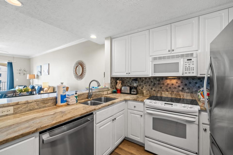 Condo, Ocean View | Private kitchen | Full-size fridge, microwave, oven, stovetop
