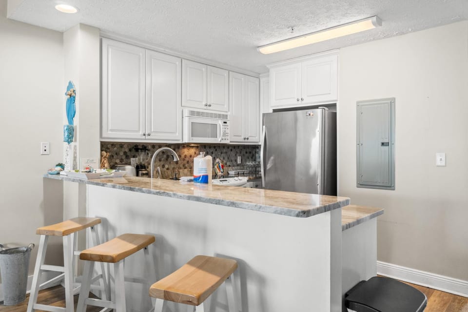 Condo, Ocean View | Private kitchen | Full-size fridge, microwave, oven, stovetop