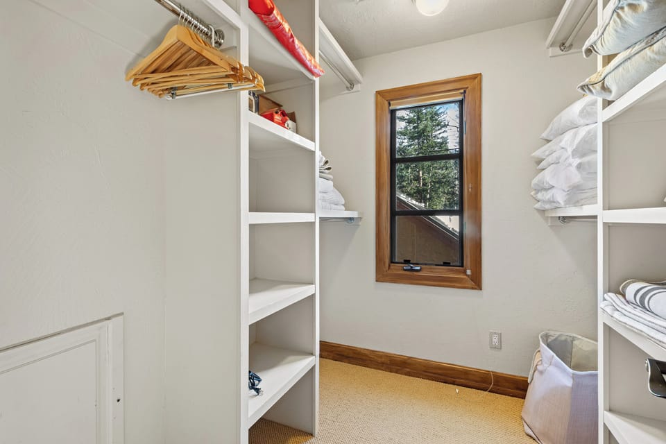 5.7-skiside-lorian-mountain-village-walk-in-closet