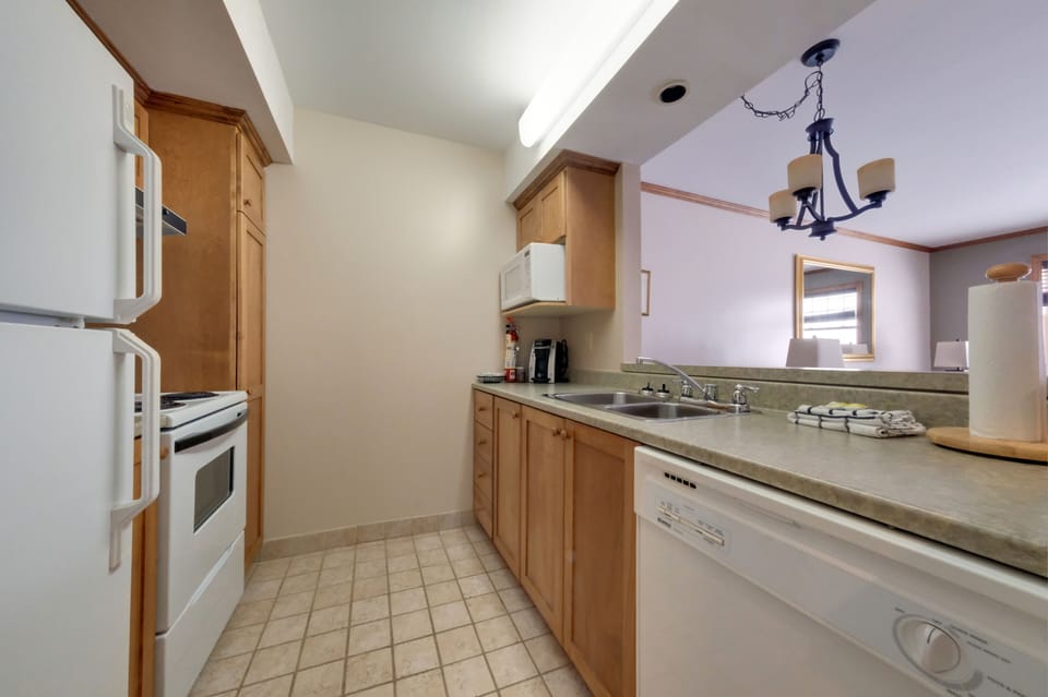 Suite, 1 Bedroom, Fireplace, Mountain View | Iron/ironing board, free WiFi, bed sheets