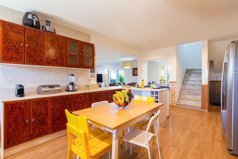 Microwave, oven, dishwasher, coffee/tea maker