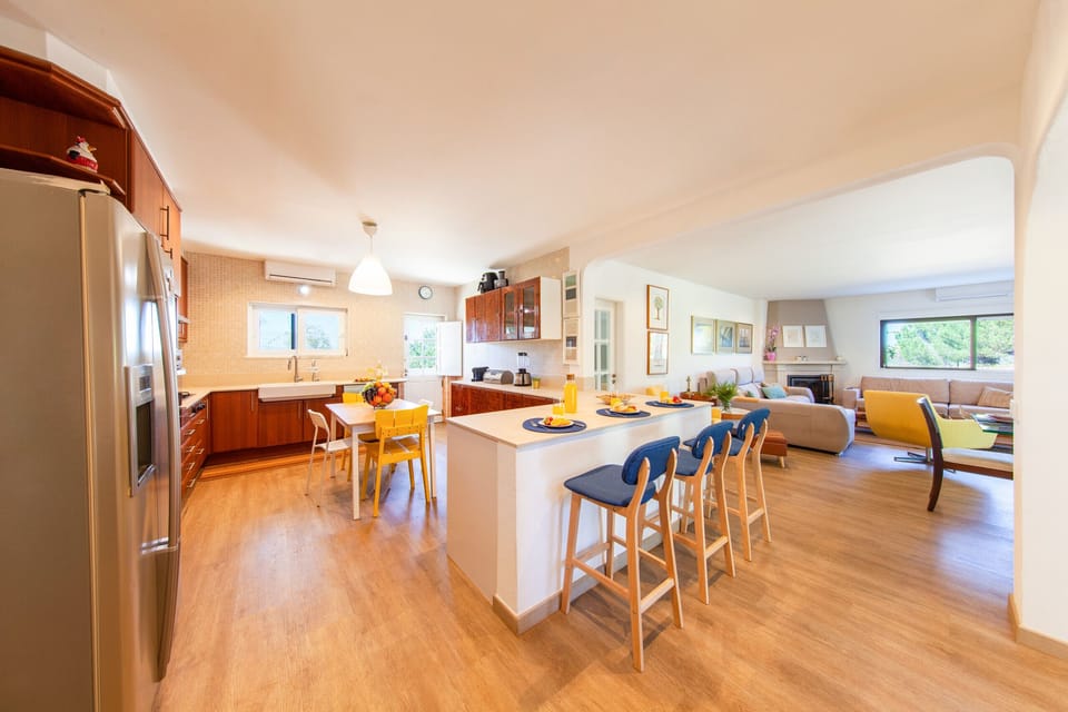 Microwave, oven, dishwasher, coffee/tea maker