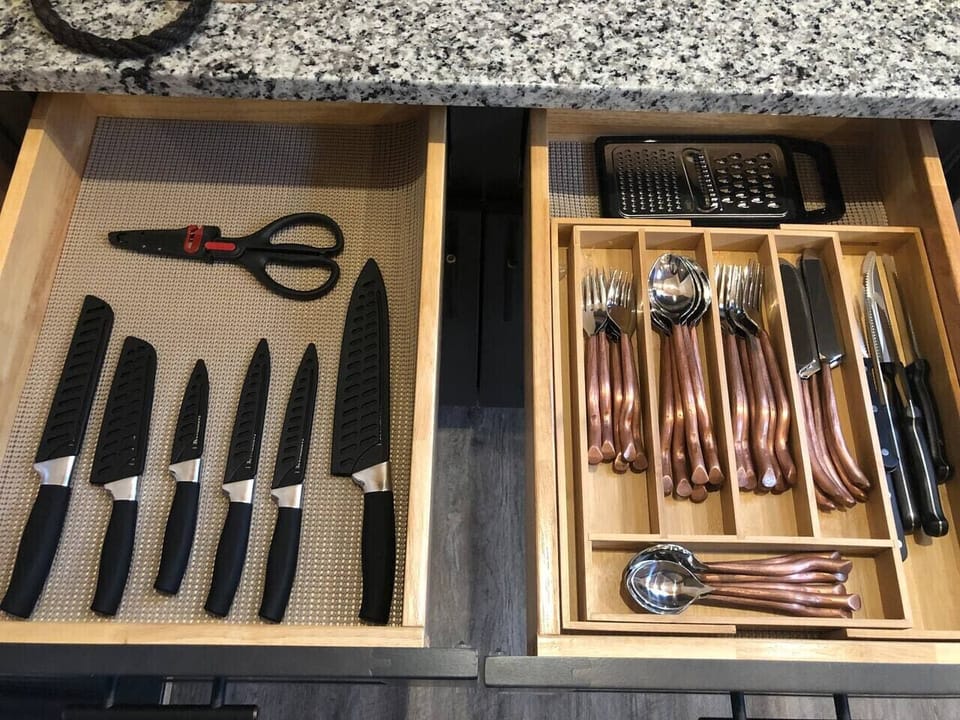 The most unique silverware you`ve ever usedOrganized cutlery