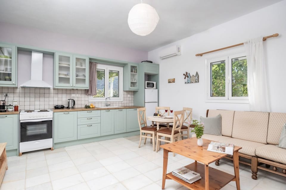 House | 2 bedrooms, desk