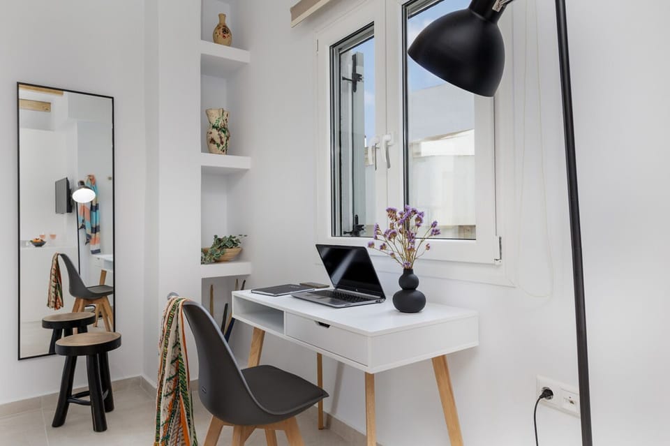 House | 1 bedroom, desk
