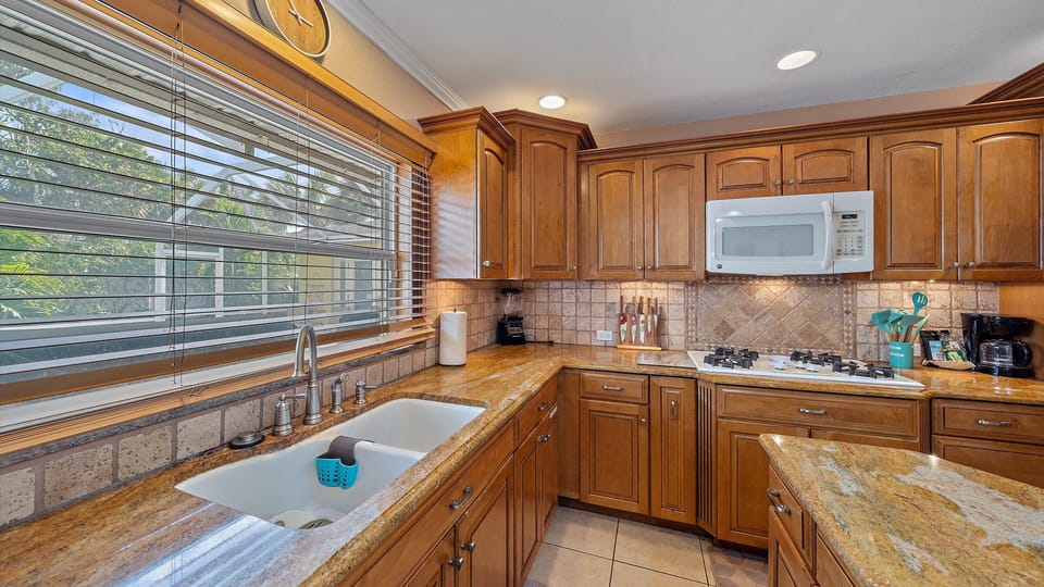House, 3 Bedrooms | Private kitchen | Coffee/tea maker, fridge, oven, toaster