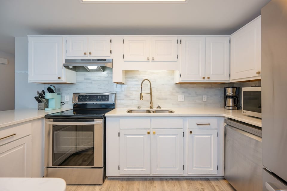 Condo, 3 Bedrooms | Private kitchen | Fridge, oven, coffee/tea maker
