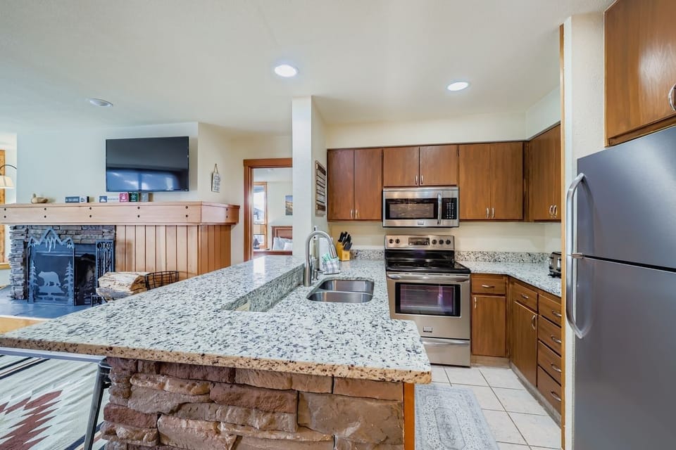 Condo, 1 Bedroom | Private kitchen | Fridge, oven, coffee/tea maker, toaster