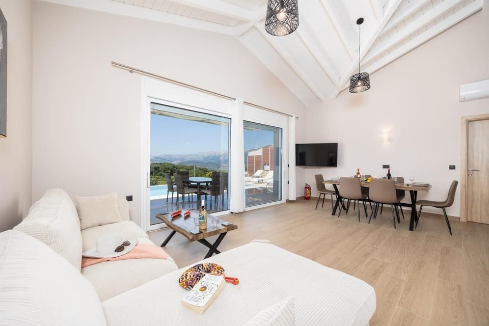 Double bedroom with en suite bathroom and A/C
