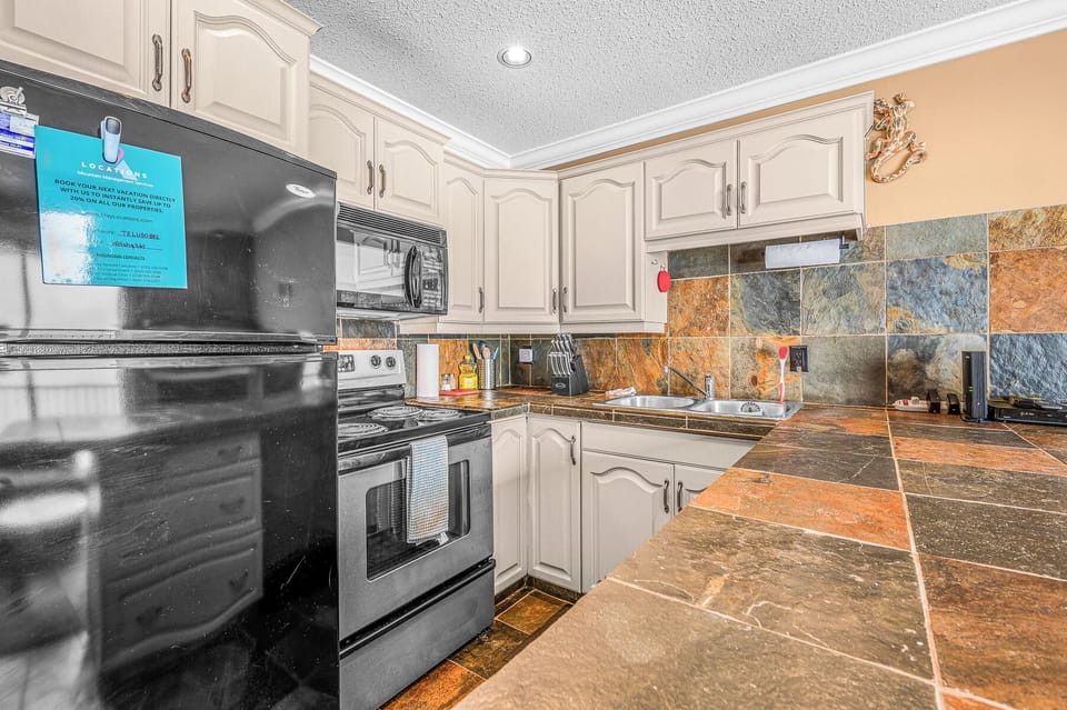 Apartment, Mountain View | Private kitchen | Electric kettle