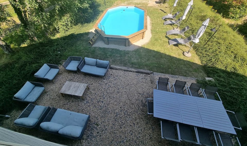 espaces exte´rieurs, salon de jardin et piscine