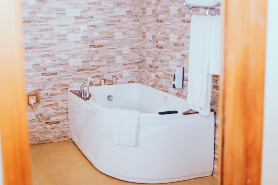 Executive Apartment | Deep soaking bathtub
