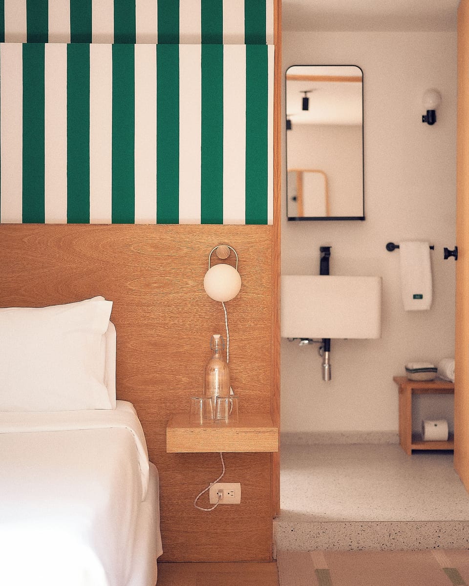 Queen Street View | Premium bedding, desk, free WiFi, bed sheets