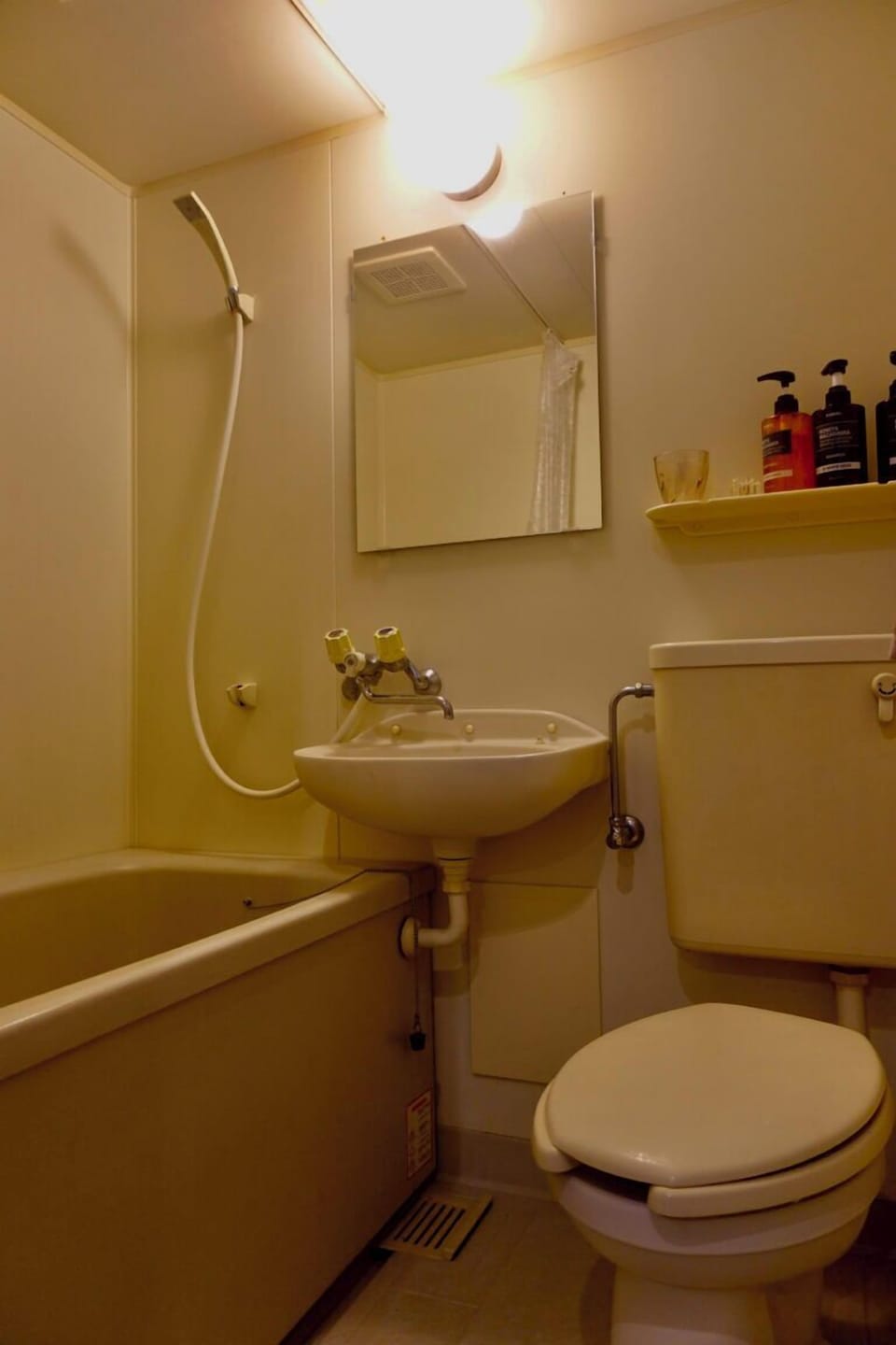 Luxury Twin Room, Partial Ocean View | Bathroom | Combined shower/tub, free toiletries, hair dryer, slippers