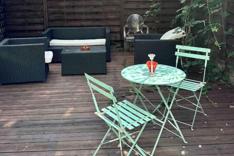 South facing garden, fully enclosed.