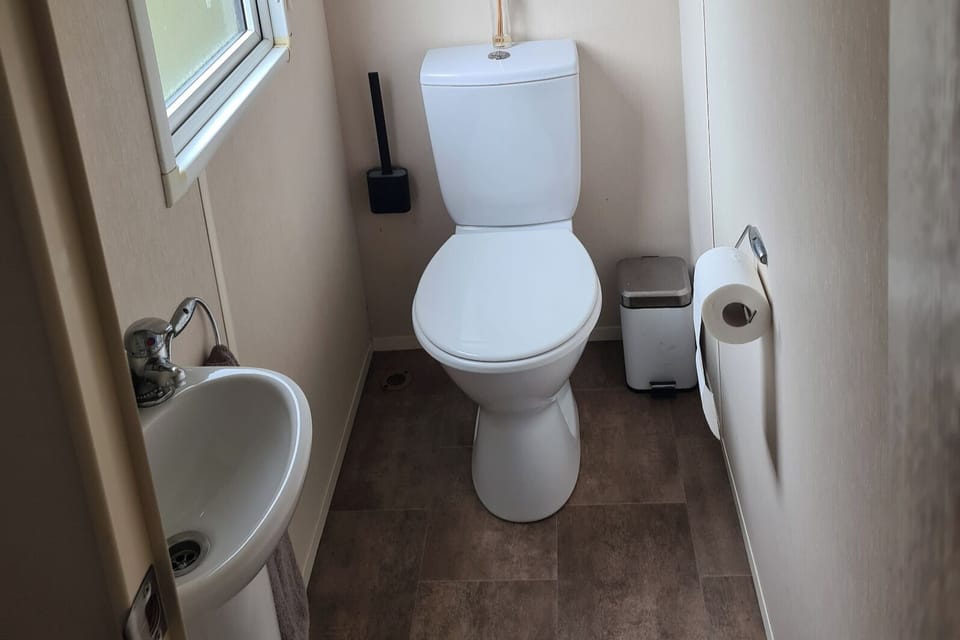 Separate WC with hand basin