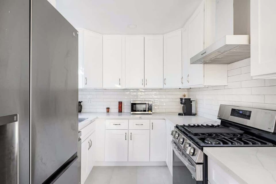 Brand New Modern High End Kitchen
All new LG Appliances ( Stove, Refrigerator, Dishwasher, Range Hood/Fan.