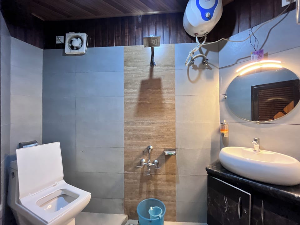 Standard Room | Bathroom | Eco-friendly toiletries, slippers