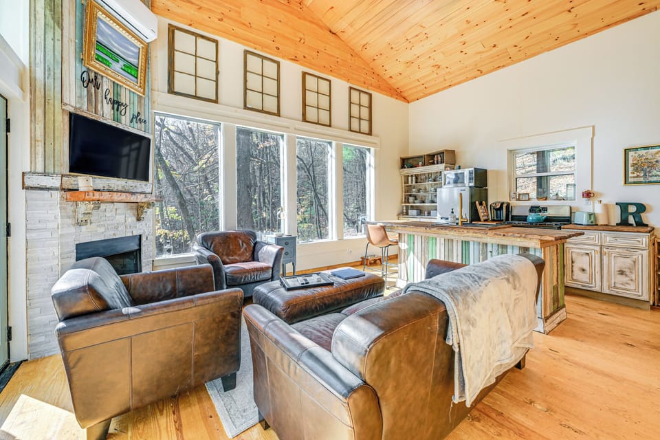 Living Room | 1st Floor | Smart TV | Fireplace | Central Heating & A/C