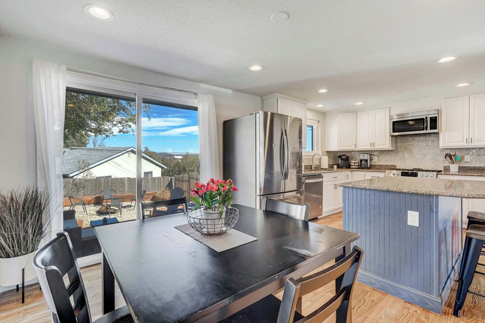 Charming Dining Area with Patio Access – Enjoy meals with a view and step right outside to the private outdoor space.