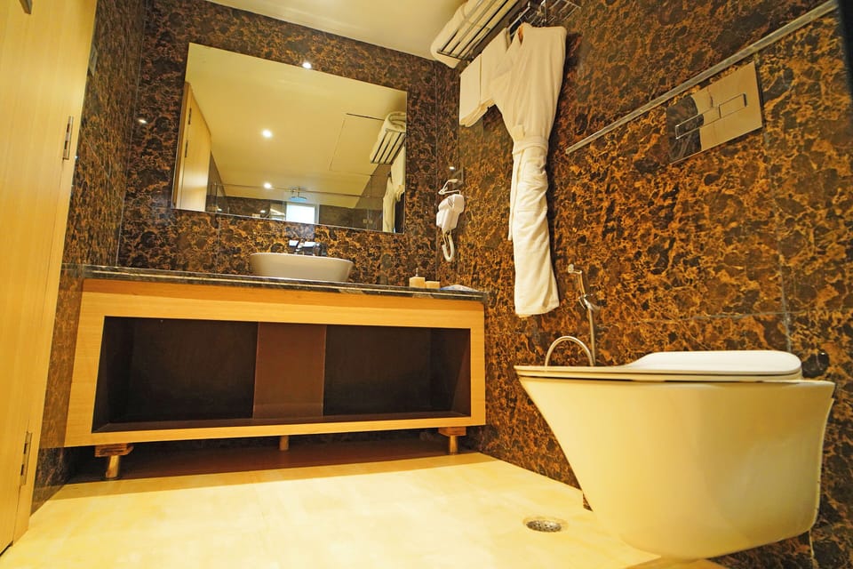 Villa Luxury Room | Bathroom | Shower, rainfall showerhead, free toiletries, towels