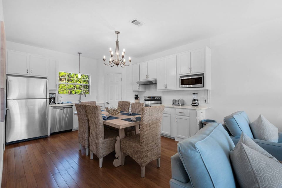 Kitchen/dining area seating for 6