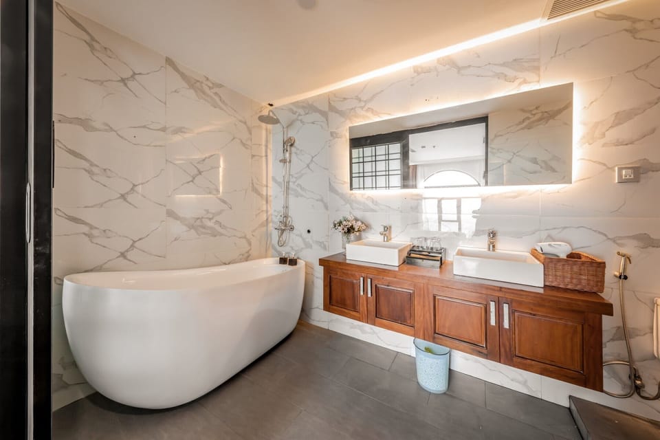 Signature Suite | Bathroom | Shower, rainfall showerhead, designer toiletries, hair dryer